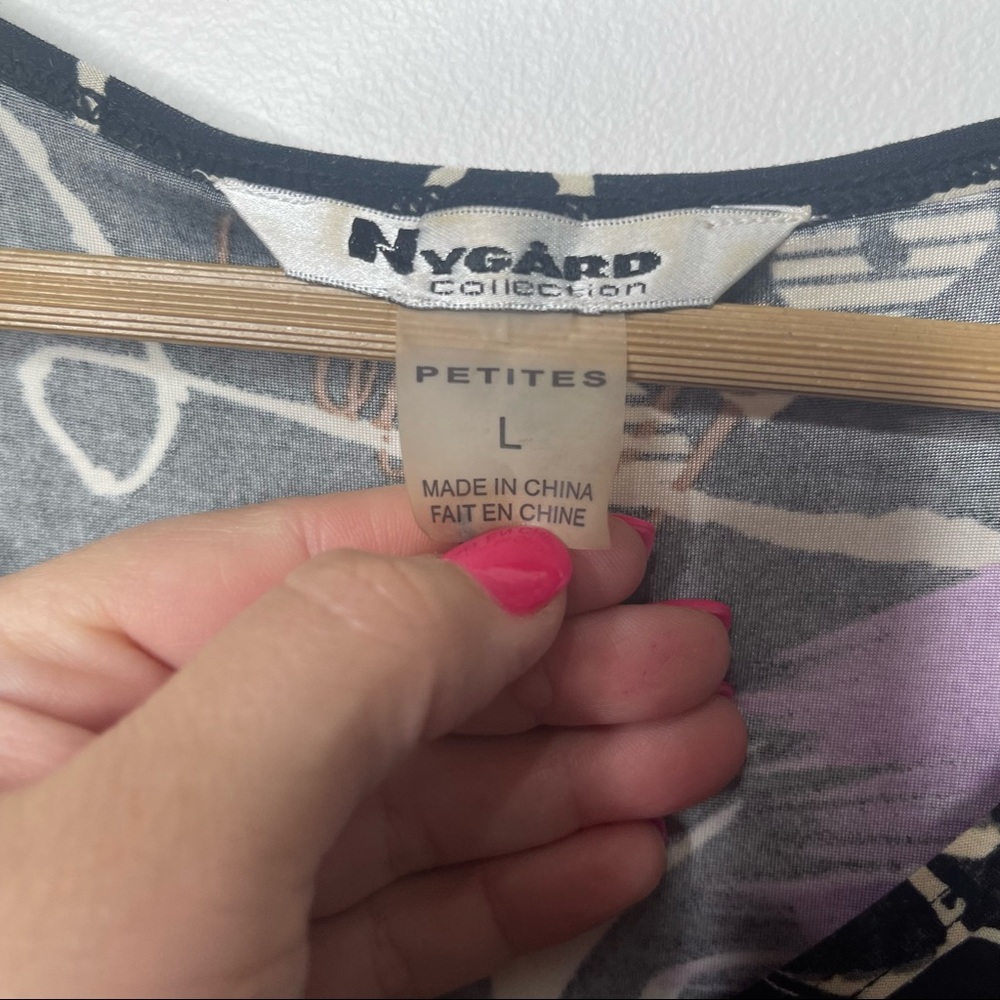 Nygard Black White Purple Glamour Music Abstract Print V-Neck T-Shirt Size LP - Picture 4 of 6